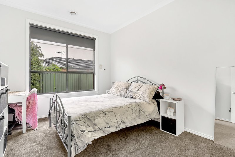 Photo - 16 Chelsworth Loop, Craigieburn VIC 3064 - Image 11