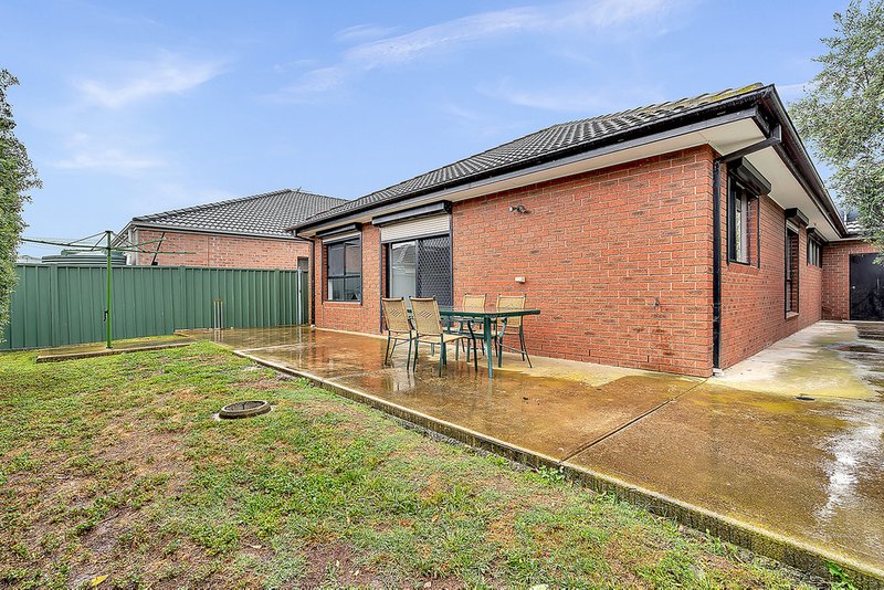 Photo - 16 Chelsworth Loop, Craigieburn VIC 3064 - Image 13