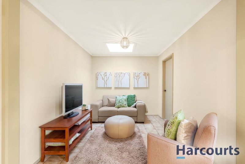 Photo - 16 Chichester Square, Wantirna VIC 3152 - Image 3