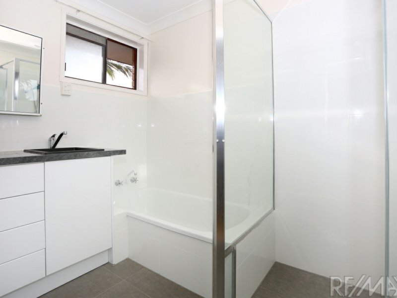 Photo - 16 Christina Crt ( Villa 1 ) , Mermaid Waters QLD 4218 - Image 12