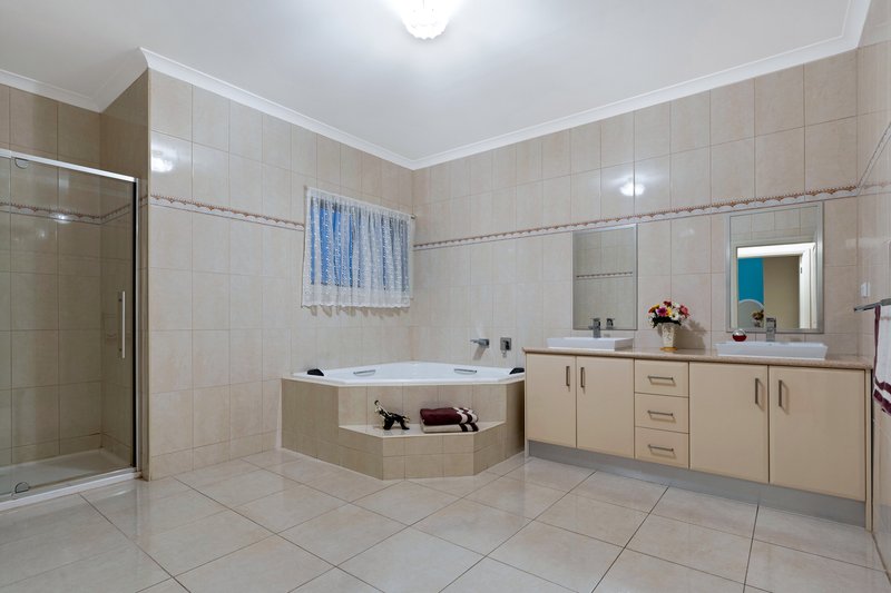 Photo - 16 Coronet Avenue, Roxburgh Park VIC 3064 - Image 24