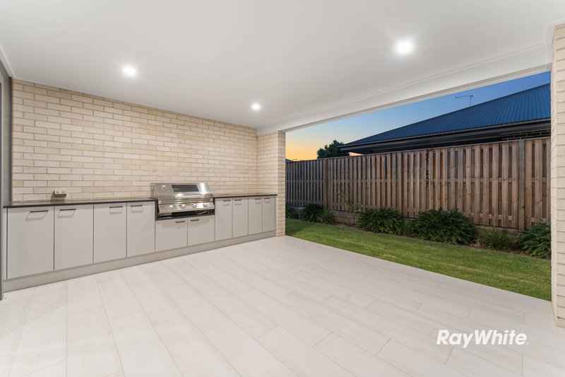 Photo - 16 Cypress Street, Park Ridge QLD 4125 - Image 9