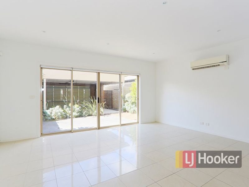 Photo - 16 Dealbata Lane, Pakenham VIC 3810 - Image 10