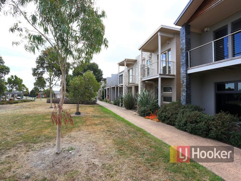 Photo - 16 Dealbata Lane, Pakenham VIC 3810 - Image 18