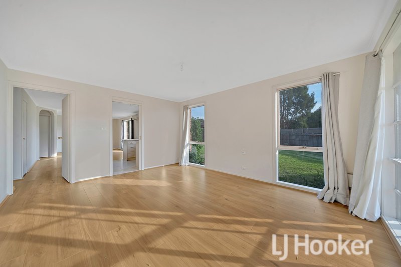 Photo - 16 Dean Court, Cranbourne West VIC 3977 - Image 3