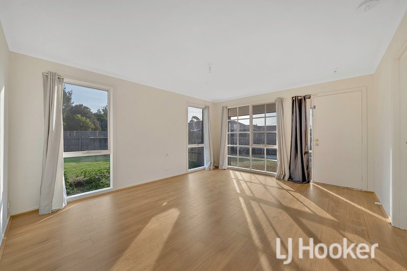 Photo - 16 Dean Court, Cranbourne West VIC 3977 - Image 4