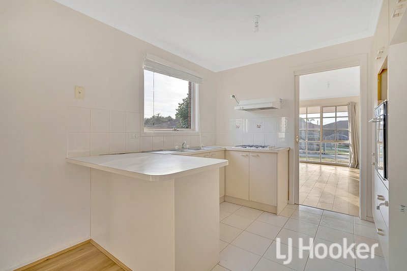 Photo - 16 Dean Court, Cranbourne West VIC 3977 - Image 5