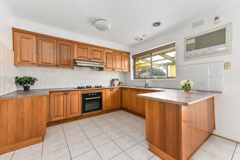 Photo - 16 Deanswood Close, Keysborough VIC 3173 - Image 3