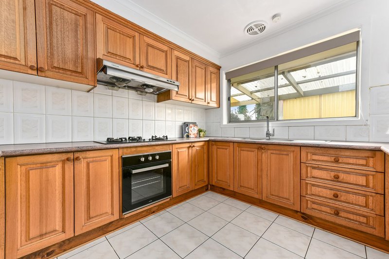 Photo - 16 Deanswood Close, Keysborough VIC 3173 - Image 4