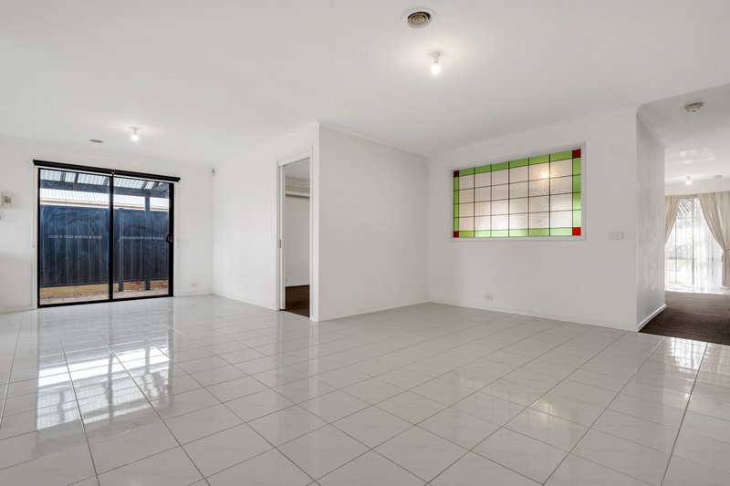 Photo - 16 Dendy Court, Roxburgh Park VIC 3064 - Image 5