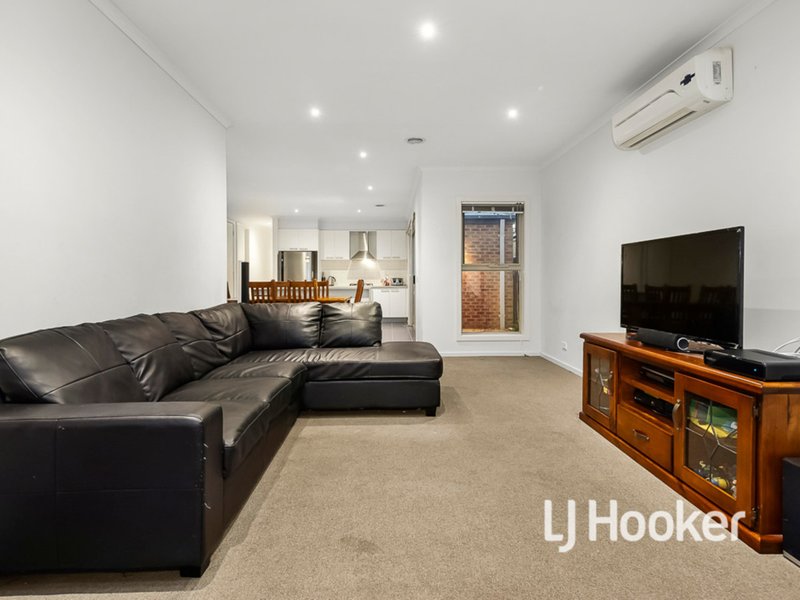 Photo - 16 Derham Drive, Point Cook VIC 3030 - Image 4