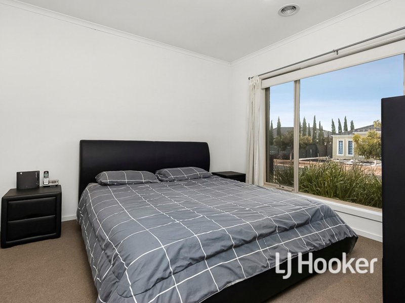 Photo - 16 Derham Drive, Point Cook VIC 3030 - Image 6