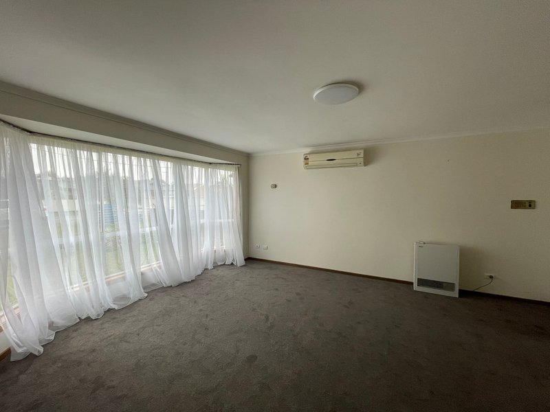 Photo - 16 Devenport Court, Altona Meadows VIC 3028 - Image 3