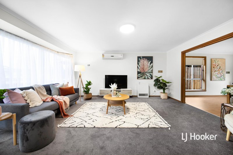 Photo - 16 Devenport Court, Altona Meadows VIC 3028 - Image 3