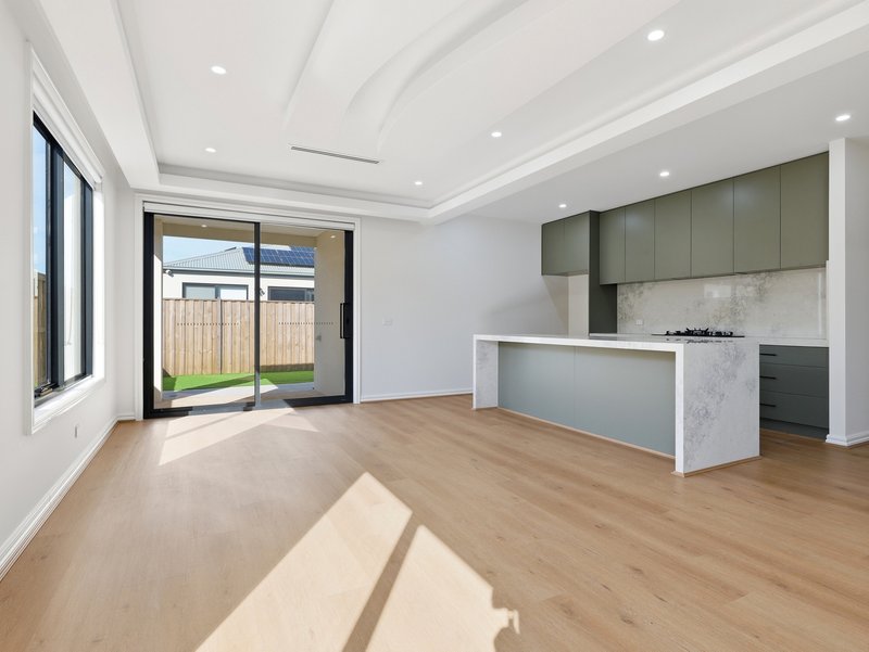 Photo - 16 Dinner Grove, Tarneit VIC 3029 - Image 2