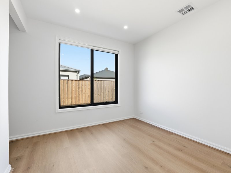 Photo - 16 Dinner Grove, Tarneit VIC 3029 - Image 11