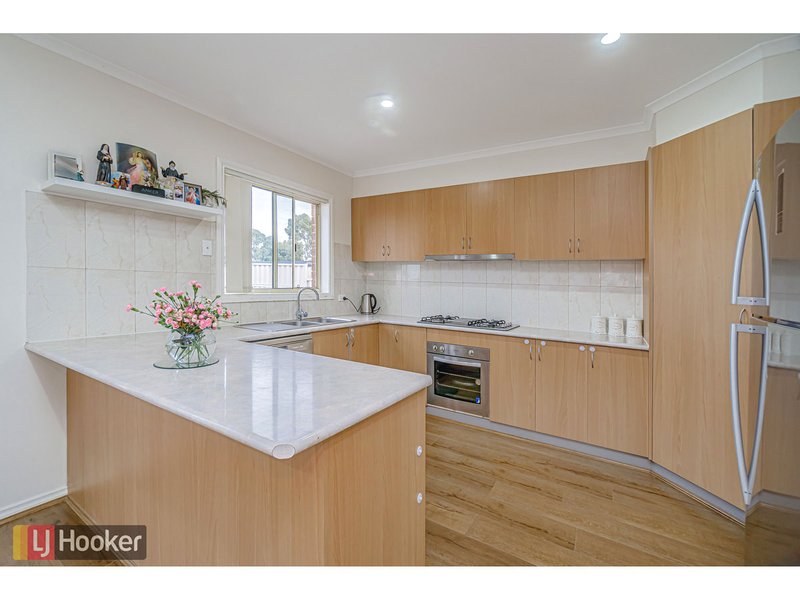 Photo - 16 Discovery Close, Craigieburn VIC 3064 - Image 3