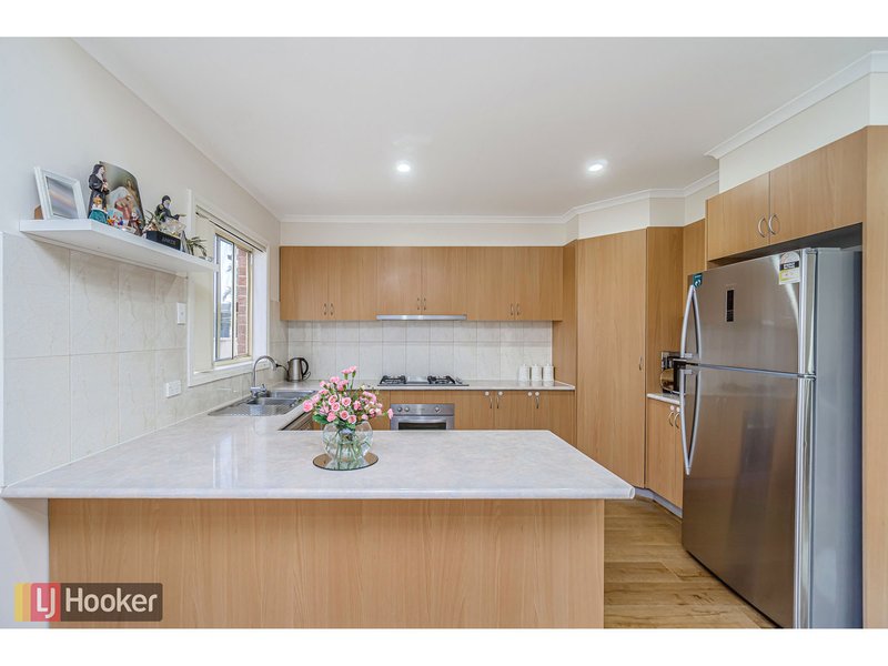 Photo - 16 Discovery Close, Craigieburn VIC 3064 - Image 4