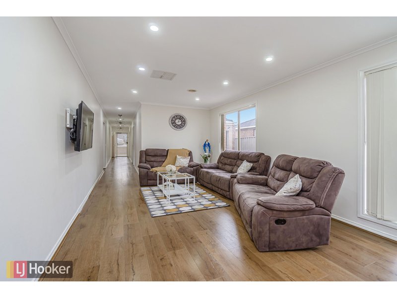 Photo - 16 Discovery Close, Craigieburn VIC 3064 - Image 6