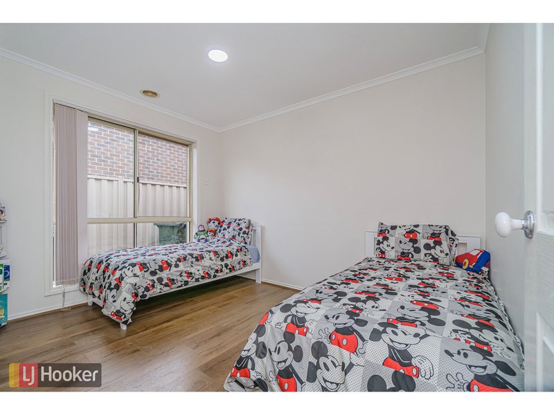 Photo - 16 Discovery Close, Craigieburn VIC 3064 - Image 15