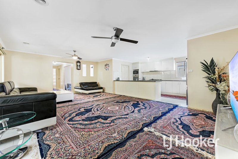 Photo - 16 Domino Way, Hampton Park VIC 3976 - Image 5