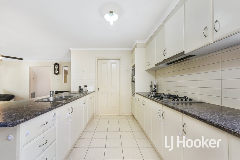 Photo - 16 Domino Way, Hampton Park VIC 3976 - Image 6