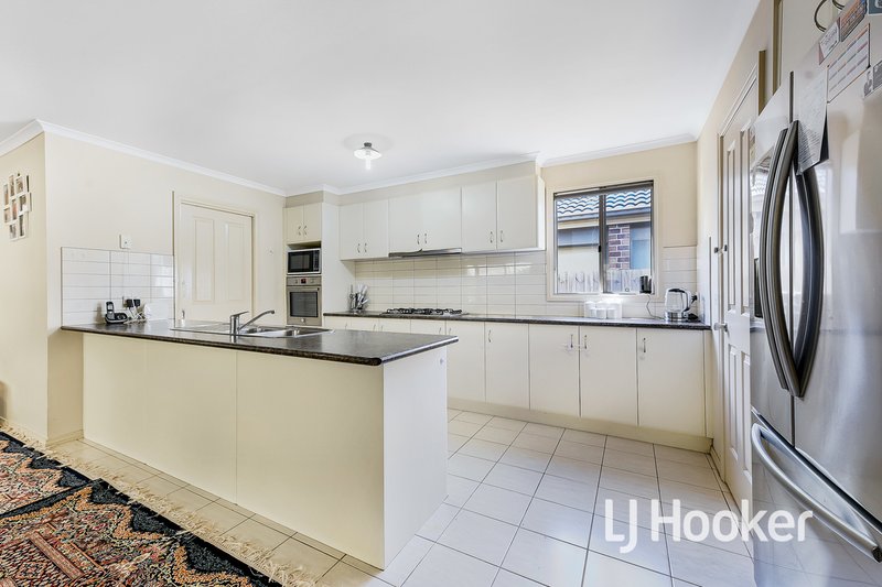 Photo - 16 Domino Way, Hampton Park VIC 3976 - Image 7