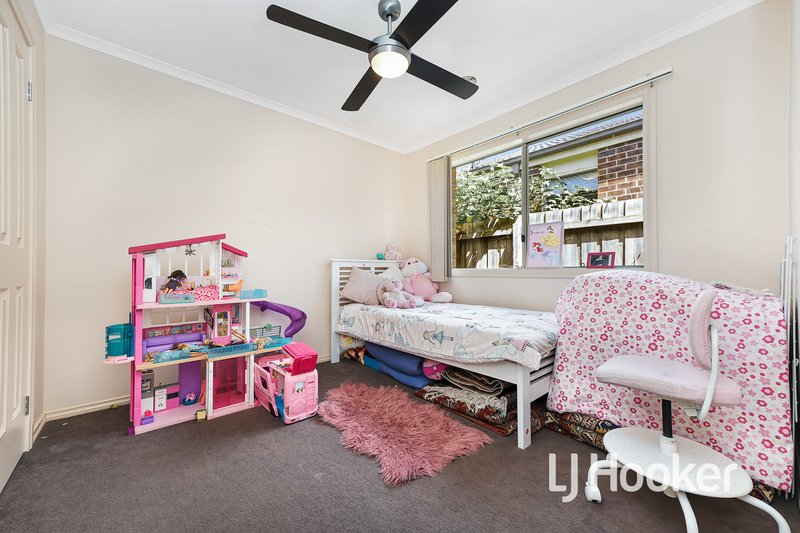 Photo - 16 Domino Way, Hampton Park VIC 3976 - Image 9