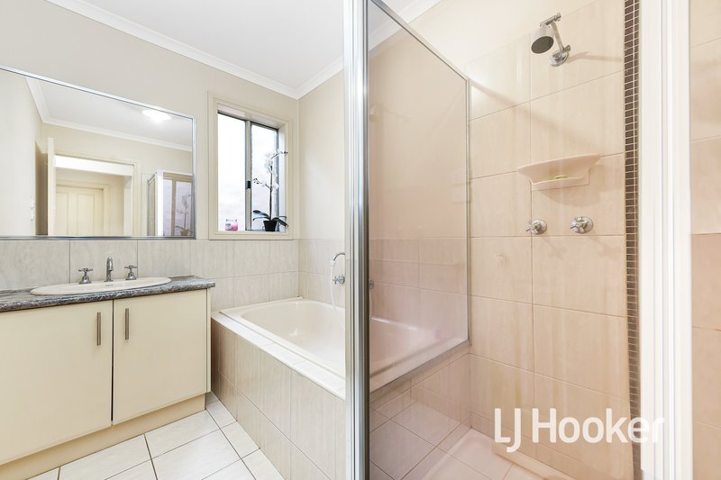 Photo - 16 Domino Way, Hampton Park VIC 3976 - Image 10