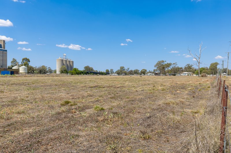 Photo - 16 Donely Street, Oakey QLD 4401 - Image 5