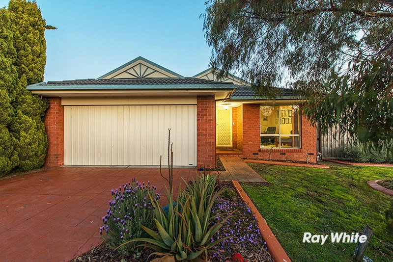 16 Elanora Way, Hampton Park VIC 3976