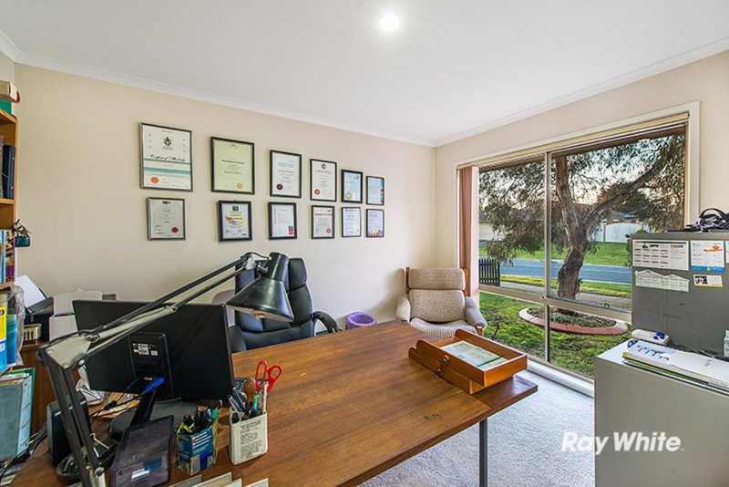 Photo - 16 Elanora Way, Hampton Park VIC 3976 - Image 8