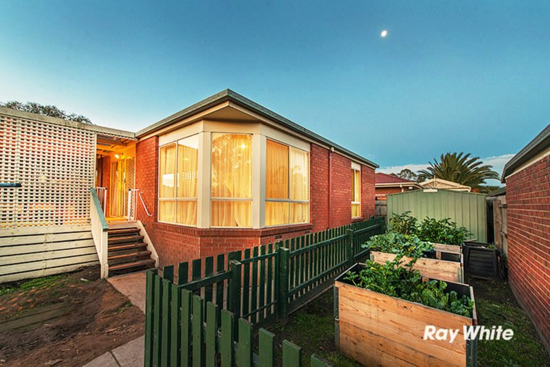 Photo - 16 Elanora Way, Hampton Park VIC 3976 - Image 11