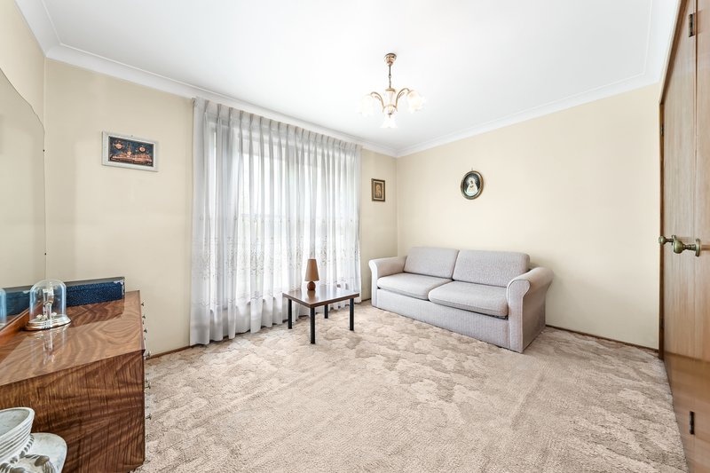 Photo - 16 Enfield Close, St Johns Park NSW 2176 - Image 7