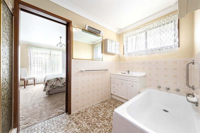 Photo - 16 Enfield Close, St Johns Park NSW 2176 - Image 9