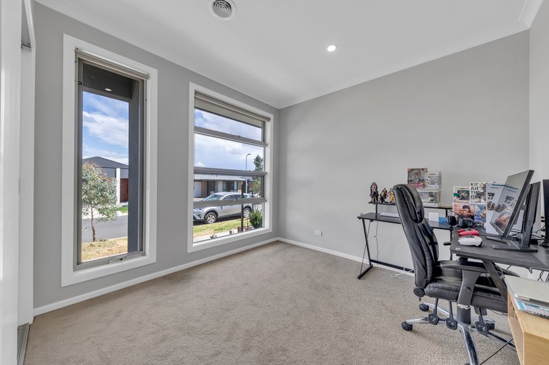 Photo - 16 Eremaea Road, Craigieburn VIC 3064 - Image 3