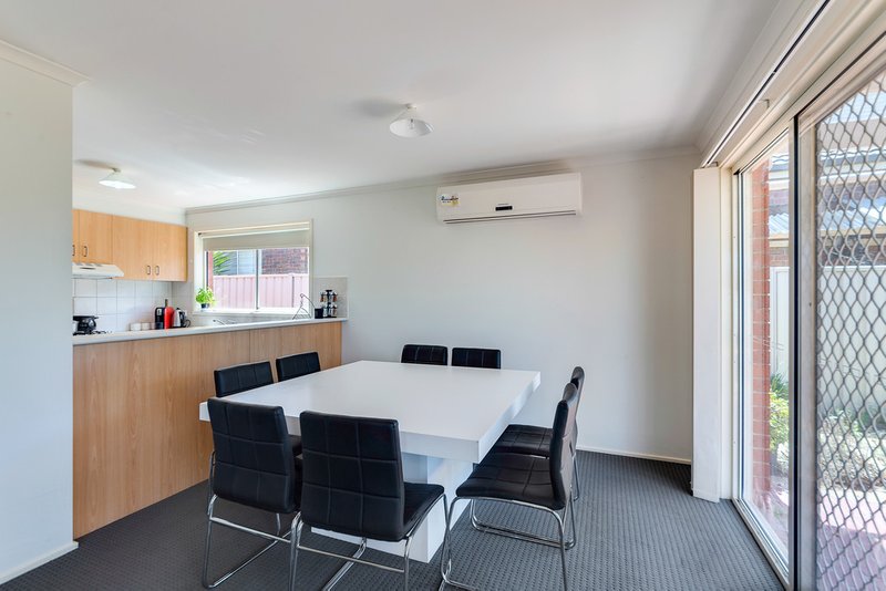 Photo - 16 Erindale Place, Craigieburn VIC 3064 - Image 3