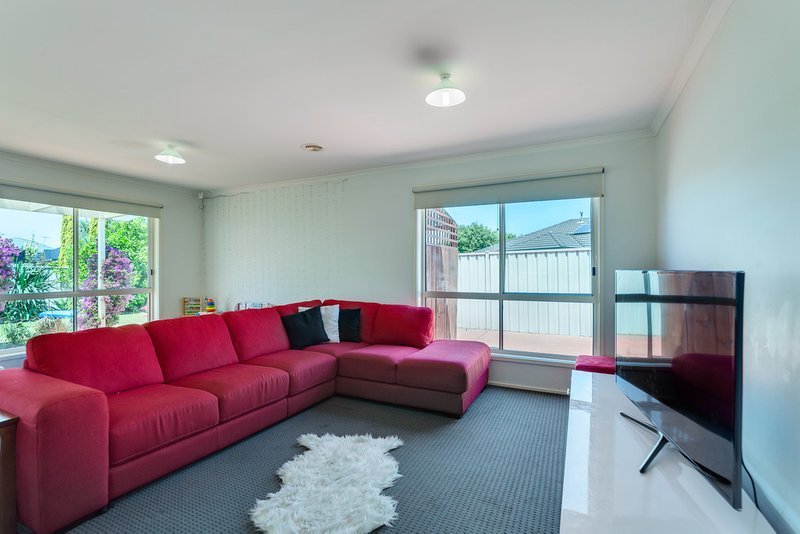 Photo - 16 Erindale Place, Craigieburn VIC 3064 - Image 6