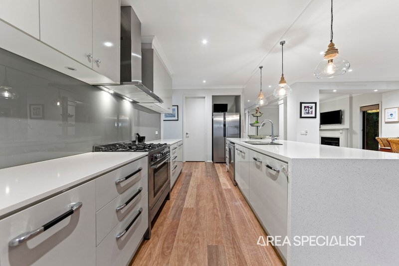Photo - 16 Eros Crescent, Cranbourne West VIC 3977 - Image 5