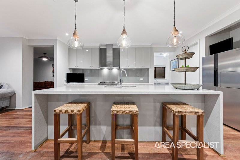 Photo - 16 Eros Crescent, Cranbourne West VIC 3977 - Image 6