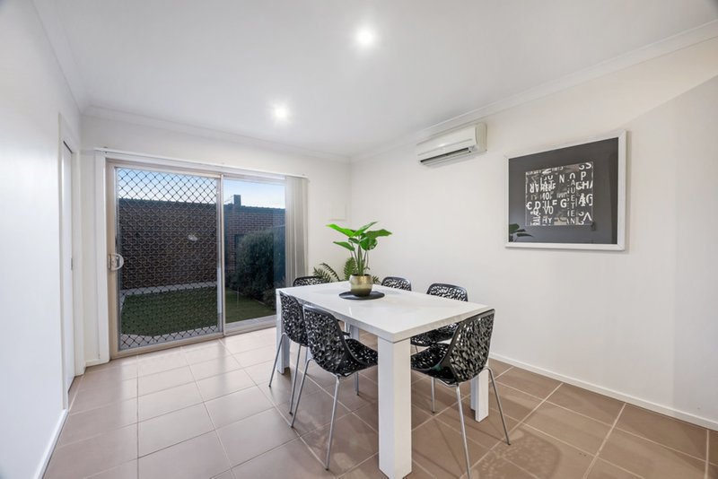 Photo - 16 Etheridge Lane, Craigieburn VIC 3064 - Image 4