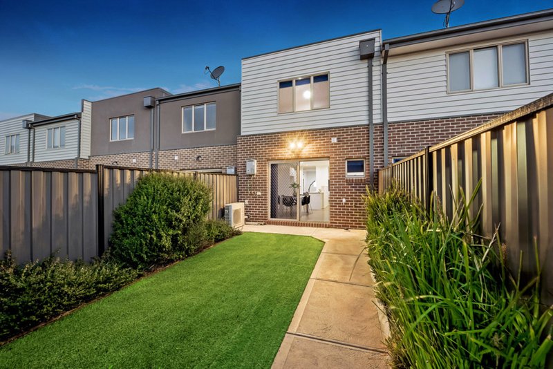 Photo - 16 Etheridge Lane, Craigieburn VIC 3064 - Image 9