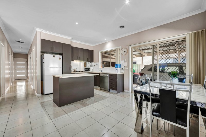 Photo - 16 Etheridge Rise, Caroline Springs VIC 3023 - Image 6