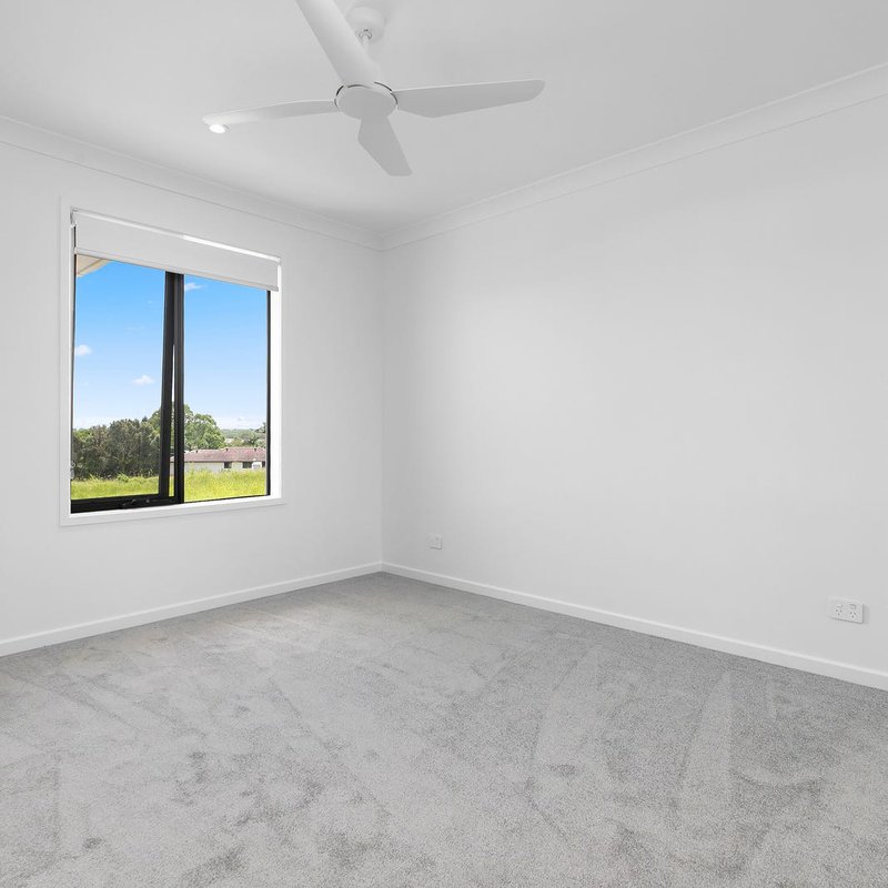 Photo - 16 Executive Way, Bridgeman Downs QLD 4035 - Image 9