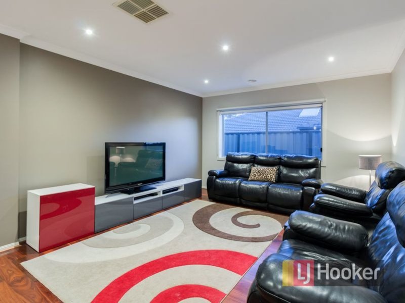 Photo - 16 Eyre Place, Pakenham VIC 3810 - Image 5