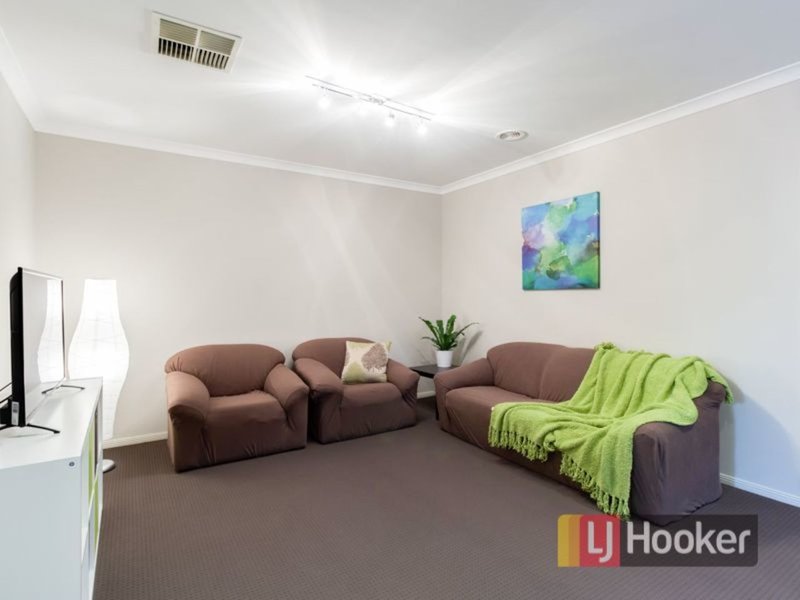 Photo - 16 Eyre Place, Pakenham VIC 3810 - Image 6