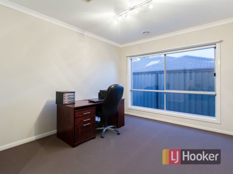 Photo - 16 Eyre Place, Pakenham VIC 3810 - Image 7