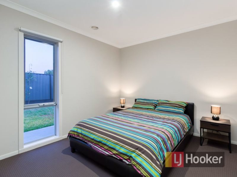 Photo - 16 Eyre Place, Pakenham VIC 3810 - Image 12