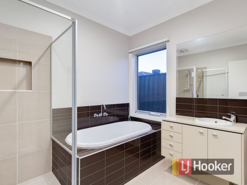 Photo - 16 Eyre Place, Pakenham VIC 3810 - Image 14