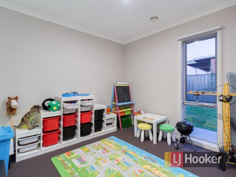 Photo - 16 Eyre Place, Pakenham VIC 3810 - Image 15